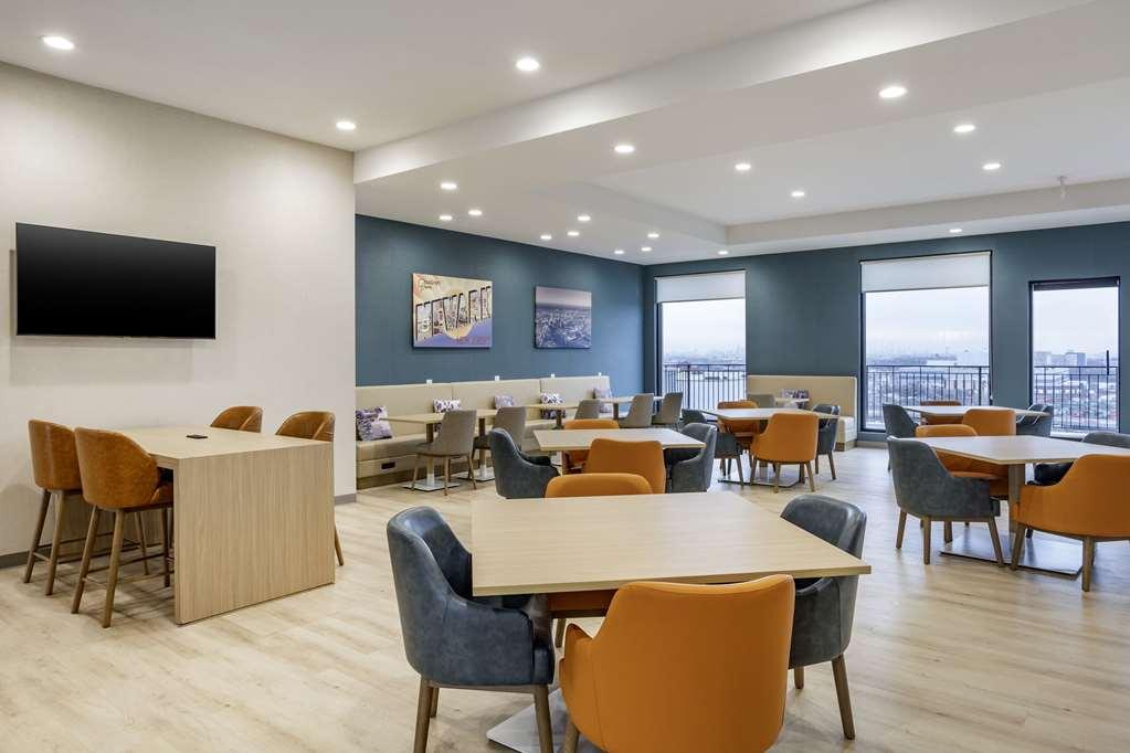 Comfort Inn & Suites Newark Liberty International Airport レストラン 写真