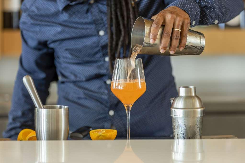 Comfort Inn & Suites Newark Liberty International Airport レストラン 写真